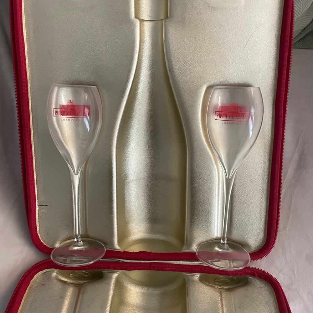 Piper Heidsieck bottle carrier with glasses. - Picture 3 of 4